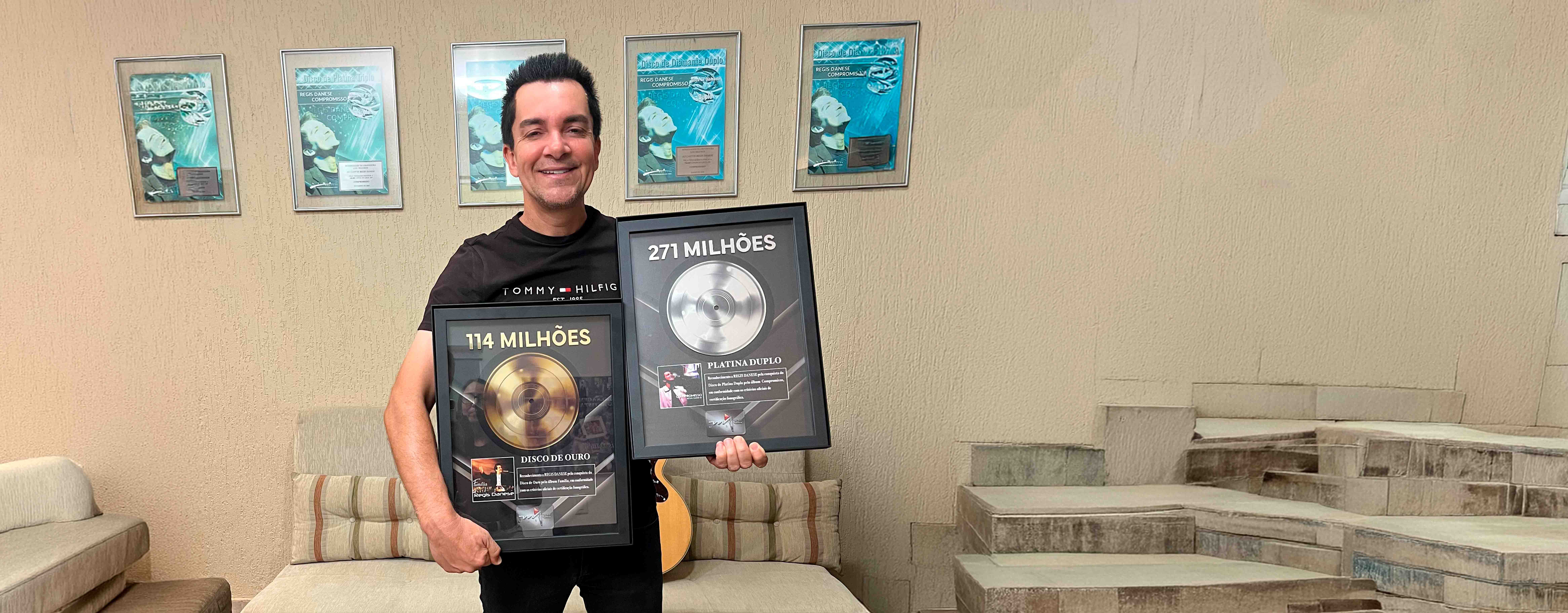 Foto - R�gis Danese conquista Disco de Ouro e Platina Duplo pela MJC Music: uma celebra��o de f�, talento e trajet�ria inspiradora